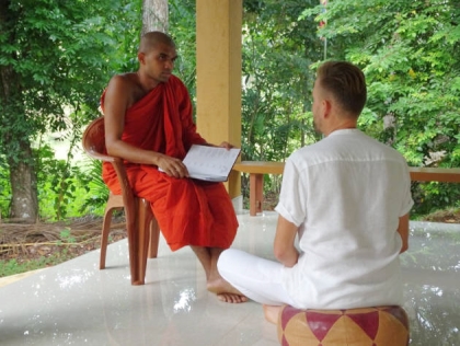 Người xuất gia không chê trách lẫn nhau là tôn trọng diệu pháp